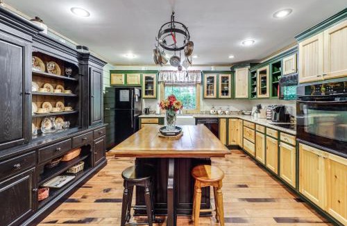Bakersville House | Creekside Mountain Cabin in Rural Dark-Sky Country