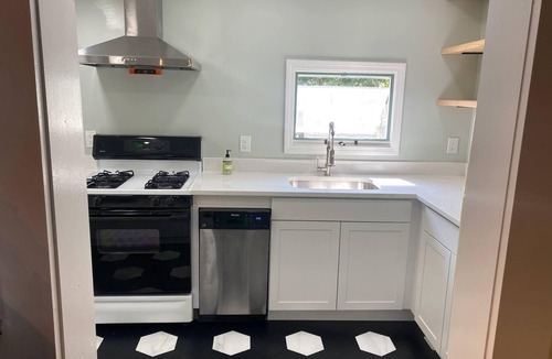 Niantic House | Crescent Beach Cottage - Vacation or Academic Rental
