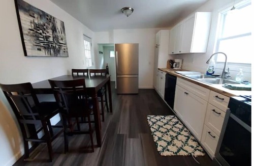 Auburn Cottage | Crew friendly, 2 bathrooms, fast wifi, free parking
