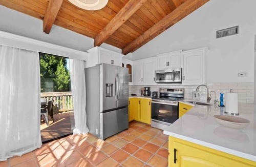 Palm Harbor House | Crystal Beach Hideaway - Private Yard - Close to Beaches & Parks
