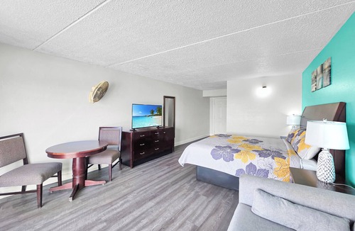 Crystal Beach Hotel | Crystal Palace Resort - Comfort King