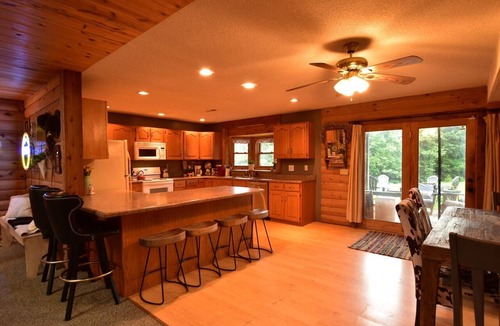 Bourbon Cabin | Custom Lodge in woods w/Private pool & Stocked Lake + walking trail, sleeps 24!