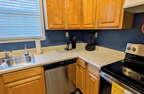 Old East Hill House | Cute downtown newly refurbished cottage - the Plucky Pelican