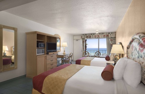 Panama City Beach Hotel | Days Inn by Wyndham Panama City Beach/Beachfront Resort