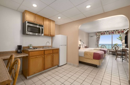 Panama City Beach Hotel | Days Inn by Wyndham Panama City Beach/Beachfront Resort
