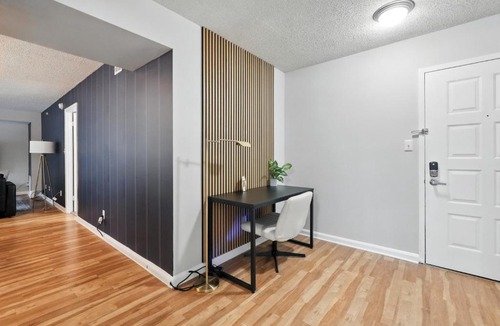 Crystal City Apartment | DC Launchpad Sleeps 8 |King Bed, Balcony & Parking