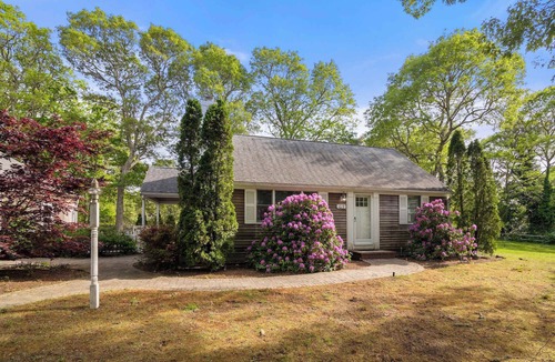 Northwest Harwich House | Deeded Pond Access Ping Pong!