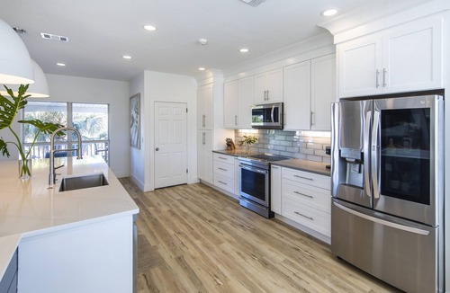 Holiday Isle House | Deep water 100ft dock, shore power! 3 min to beach, pool, jacuzzi!