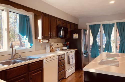 Huddleston House | Deep Water/Mountain View Waterfront/3 King Beds/Kayaks, SUP