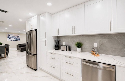 South Lake Villa | Deluxe 5BR/3BA Villa in Hollywood Lakes near Beach