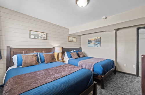 Lava Hot Springs Hotel | Deluxe Double Queen Bedroom (River Access)