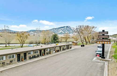 Lava Hot Springs Hotel | Deluxe Double Queen Bedroom (River Access)