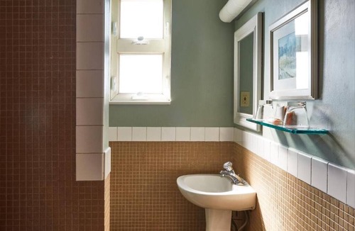 Gayborhood Hotel | Deluxe King Charmer, The Alexander Inn, Historic City Escape