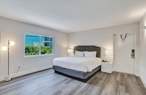 Galt Mile Hotel | Deluxe King Suite in Fort Lauderdale