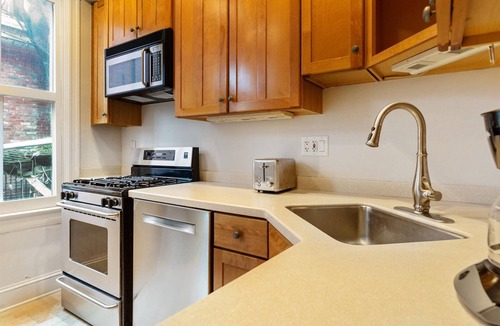 Stanton Park House | Deluxe Private Bedroom on Capitol Hill | Graduate & Intern Housing