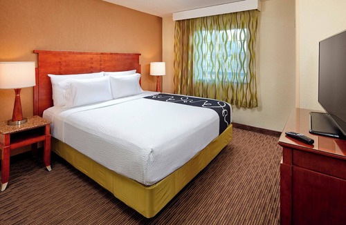 Mission Valley Hotel | Deluxe Suite w/Pool Access & Pets Allowed Near San Diego Zoo - 5.6 miles