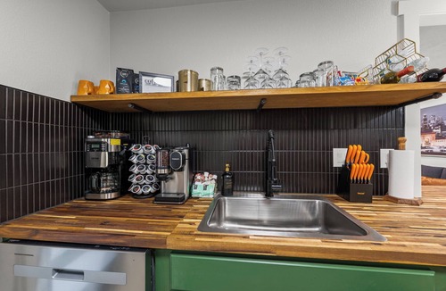 Independence House | Designer Home 4BR 2BA Near Chiefs, Square, & Downtown KC