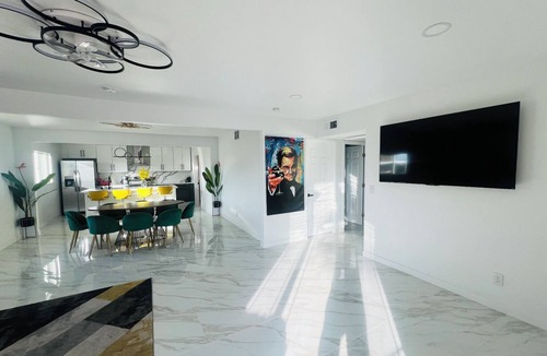 Townsite House | Designer luxury villa near the Strip