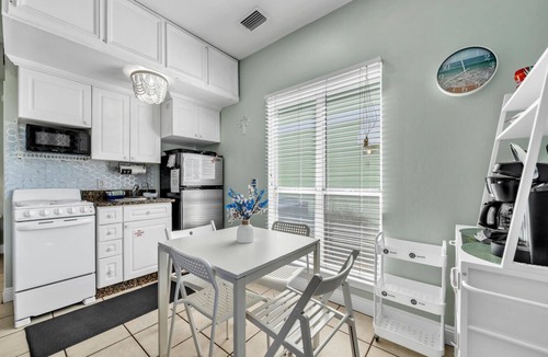 Crystal Beach Cottage | Destin Crystal Beachside Breeze Cottage~Steps to Beach & Pool~Prime location