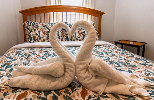 Wayne Apartment | Devon - Horse Show, History, Walk to Shops, Café's