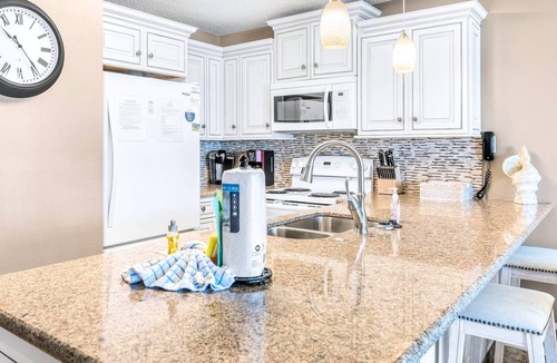 Scenic Gulf Drive Condo | Direct Gulf Front + Pet Friendly Daily Beach Chairs Maravilla