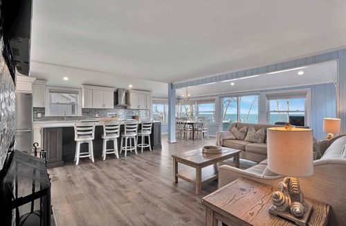 Wading River House | Direct Waterfront Stella Retreat | North Fork