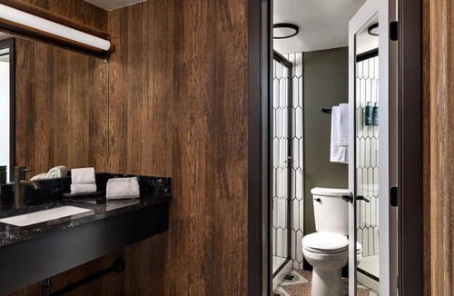 Flagstaff Hotel | Discover Northern Arizona from a Modern Room w/Outdoor Pool Access + Parking