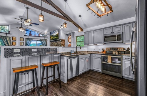 Gatlinburg Cabin | Distiller's Den | Hot Tub, Views, EV, Near Dtwn