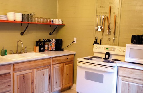 Luray House | DLT Cabins, LLC - Holler Hideaway Cozy house sleeps 4 on 10 Minutes from SNP