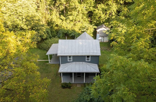 Luray House | DLT Cabins, LLC - Holler Hideaway Cozy house sleeps 4 on 10 Minutes from SNP