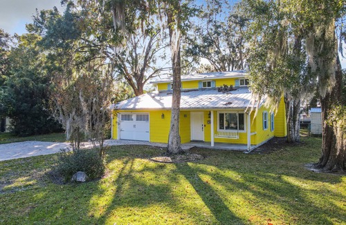 Crystal River House | Dock Kayaks Manatees Waterfront 3/2 <2mi to Downtown Pet Friendly