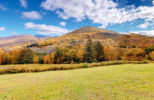 Sandgate House | Dog-friendly, mountain-view getaway with a woodstove, firepit & washer/dryer