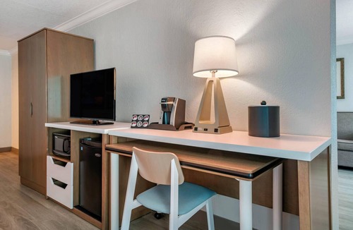 Clearwater Beach Hotel | Dolphin Sands Clearwater Beach, an Ascend Collection Hotel