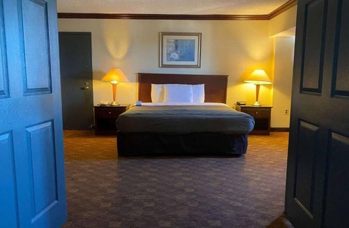 Sandston Hotel | Dominion Inn & Suites