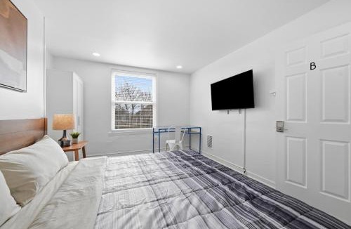 Dormont House | Dormont, Pittsburgh !B Modern and Spacious Private Bedroom with Shared Bathroom