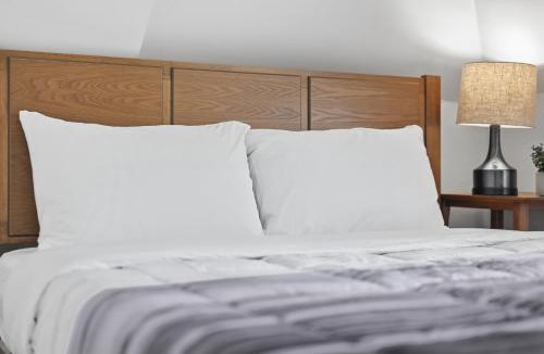 Dormont House | Dormont, Pittsburgh !D Stylish and Unique Private Bedroom with Shared Bathroom