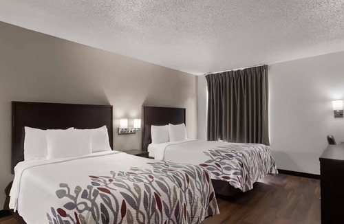 Pooler Hotel | Double Full Beds | Steps to Children's Museum | Free Parking & Pool Access