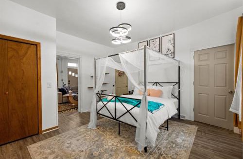 South Side Flats House | Double Living, Yard, BBQ, Massage & South Side Fun