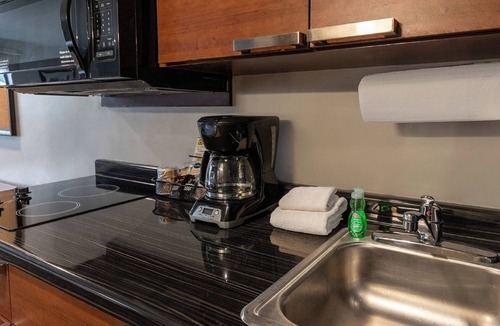 Ketchikan Hotel | Double the Fun! 2 Rooms w/Queen Bed & Recliner Stays Near Waterfront & Downtown