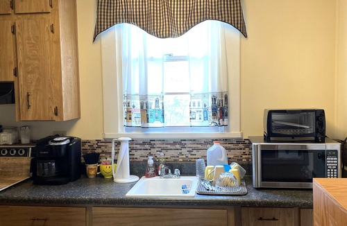 Inverness House | Downtown Inverness historic home, hot tub & pet friendly