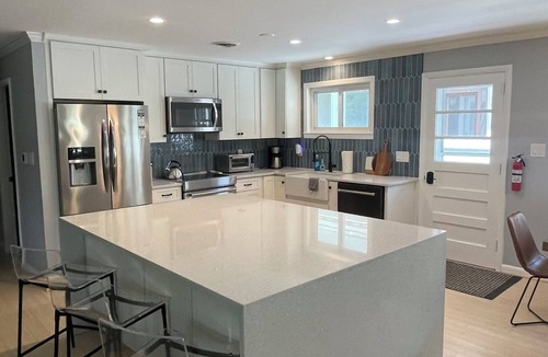 Country Club Estates House | Downtown Rehoboth Beach Easy Walk to Beach Porch