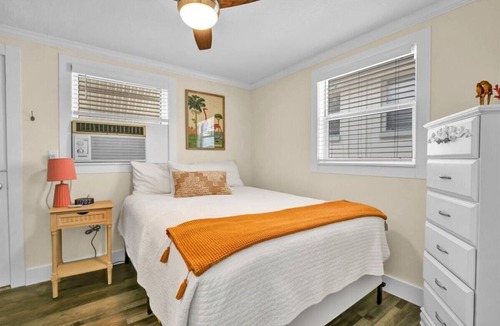 Safety Harbor Hotel | Downtown Safety Harbor Getaway, Queen Bed, Pet Friendly