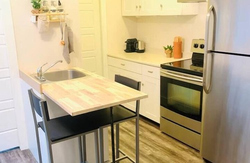 Kingston Apartment | Downtown Wellington St Studio