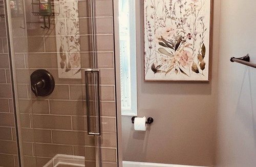 Winchester Apartment | Dragonfly Inn II Fabulous 2BR 1BA modern downtown apt walk to everything