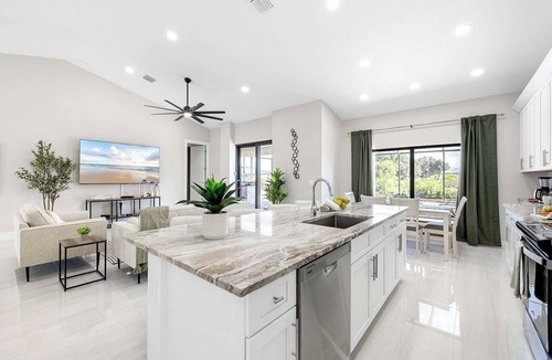 Diplomat House | Dream View - Freshwater Canal Home with Outdoor Bar