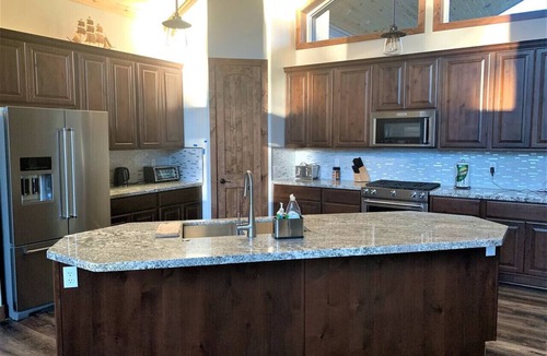 Torreon House | EARLY CHECK IN/OUT 1PM Luxury Home on POND in Torreon-Hot Tub & Kids Zone