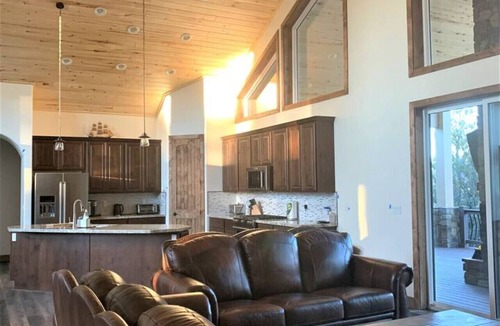 Torreon House | EARLY CHECK IN/OUT 1PM Luxury Home on POND in Torreon-Hot Tub & Kids Zone
