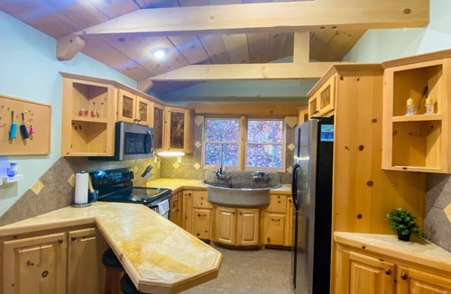 Murphy Cabin | Easy Access Cabin deep in the trails but very close to the city!