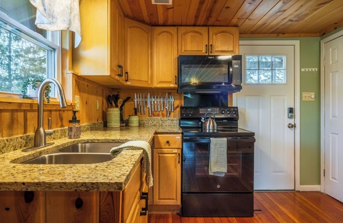 Rockbridge Cottage | Easy access to everything 4 mins to US 33/Hot Tub/Fire Pit/Play set/Arcade