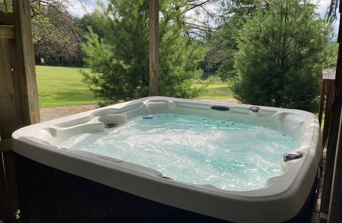 Rockbridge Cottage | Easy access to everything 4 mins to US 33/Hot Tub/Fire Pit/Play set/Arcade